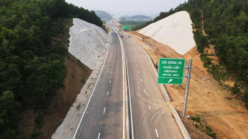Phương tiện đã có thể lưu thông trên cao tốc đoạn Mai Sơn-Quốc lộ 45 đoạn nút giao Mai Sơn thuộc huyện Yên Mô, tỉnh Ninh Bình đến nút giao Gia Miêu tại Km295+460 thuộc huyện Hà Trung, tỉnh Thanh Hóa. (Ảnh: CTV/Vietnam+)