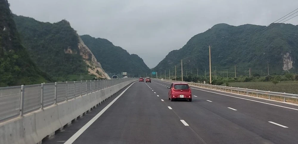 Phương tiện lưu thông trên đoạn tuyến cao tốc Mai Sơn-Quốc lộ 45 được đưa vào khai thác, vận hành. (Ảnh: Việt Hùng/Vietnam+)