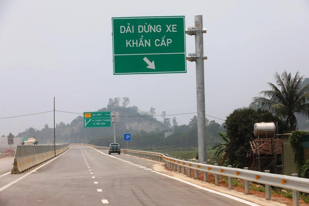 Cao tốc Bắc-Nam đoạn Mai Sơn-Quốc lộ 45 được thông xe và đưa vào khai thác, vận hành. (Ảnh: CTV/Vietnam+)