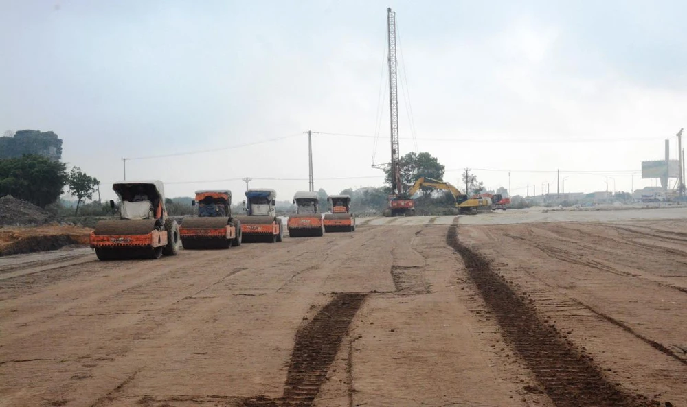 Nhà thầu thi công cát đắp nền đường dự án cao tốc Bắc-Nam. (Ảnh: Việt Hùng/Vietnam+)