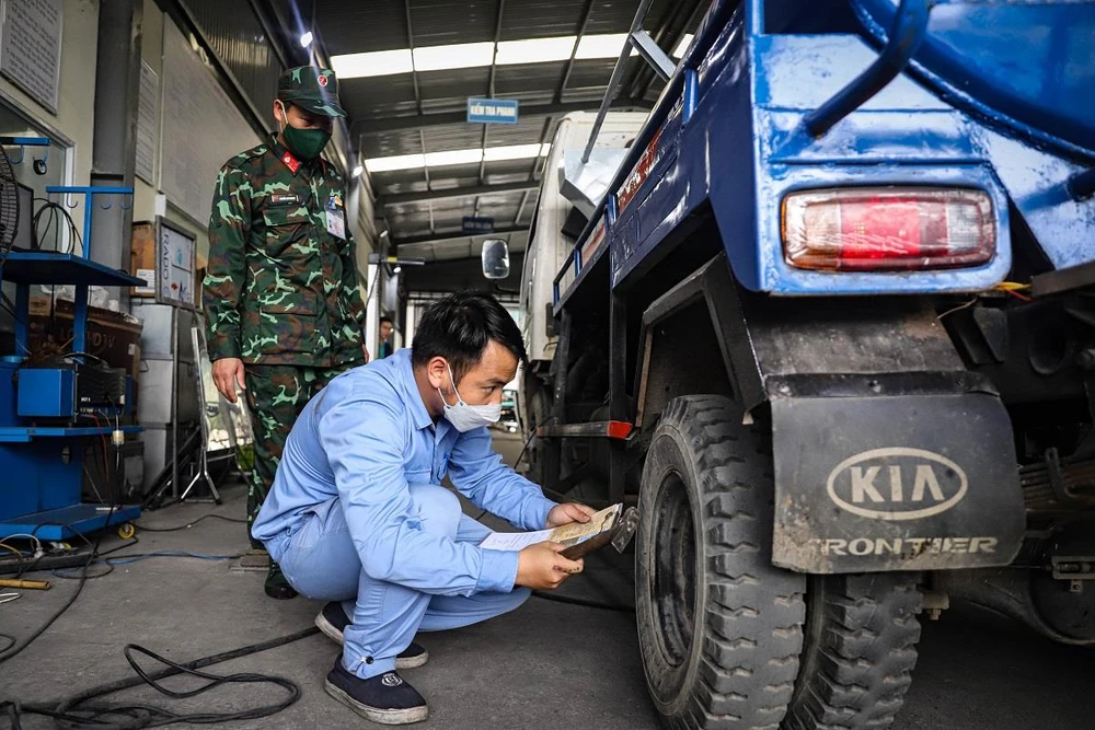 Nhân viên đăng kiểm tiến hành quy trình kiểm định xe cơ giới. (Ảnh: Hoài Nam/Vietnam+)