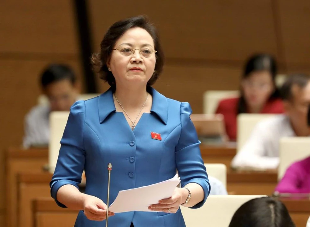 Bộ trưởng Bộ Nội vụ Phạm Thị Thanh Trà giải trình làm rõ ý kiến của đại biểu Quốc hội nêu. (Ảnh: Phương Hoa/TTXVN)