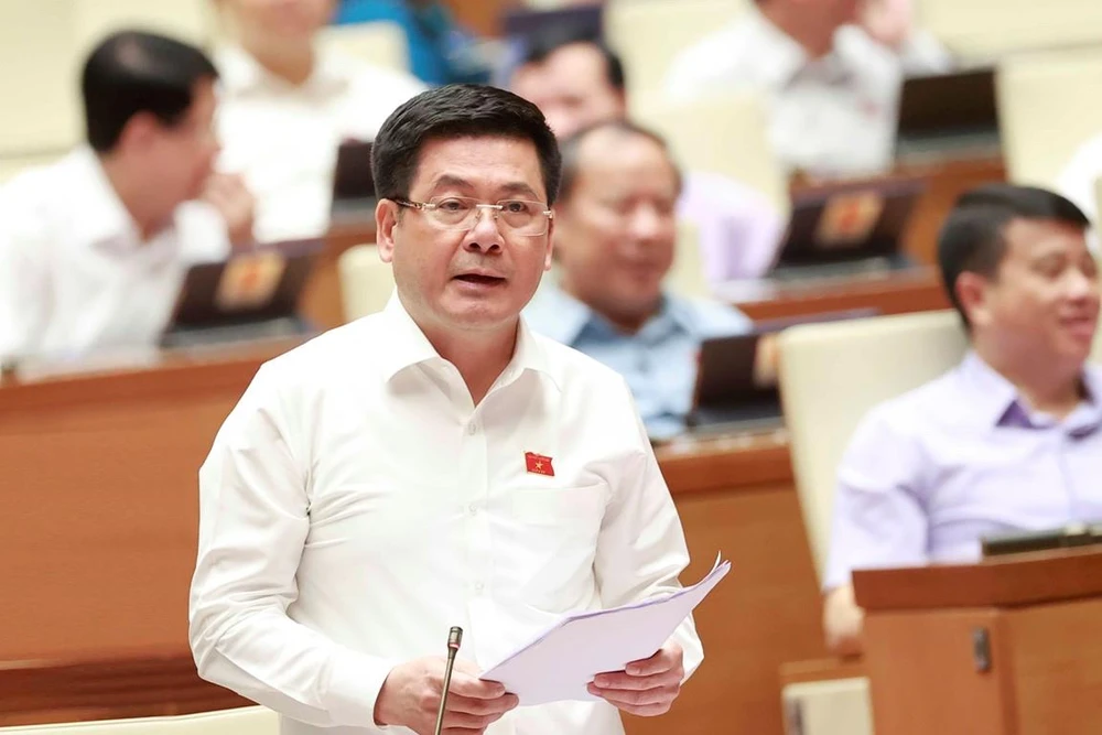 Bộ trưởng Bộ Công Thương Nguyễn Hồng Diên phát biểu, giải trình, làm rõ một số vấn đề đại biểu Quốc hội nêu. (Ảnh: Doãn Tấn/TTXVN)