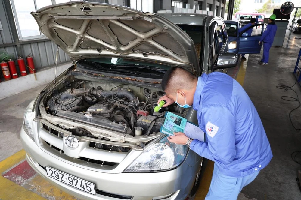 Nhân viên đăng kiểm tiến hành quy trình kiểm định xe cơ giới. (Ảnh: Minh Hiếu/Vietnam+)