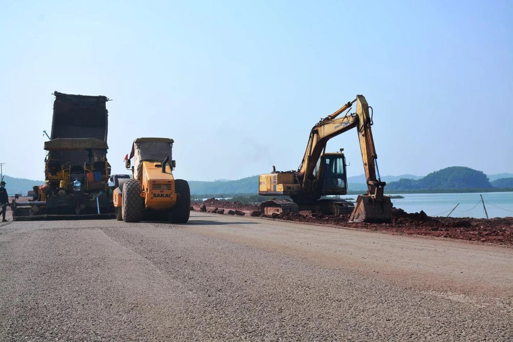 Nhà thầu thi công một dự án cao tốc Bắc-Nam phía Đông. (Ảnh: CTV/Vietnam+)