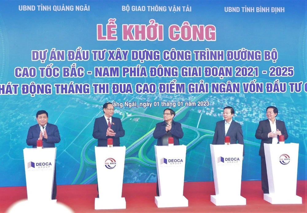 Thủ tướng Chính phủ Phạm Minh Chính và các đại biểu bộ, ngành, địa phương thực hiện nghi thức khởi công dự án đường bộ cao tốc Bắc-Nam phía Đông đoạn Quảng Ngãi-Hoài Nhơn. (Ảnh: PV/Vietnam+)
