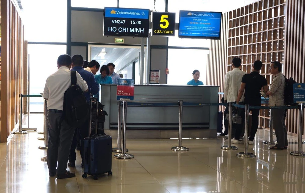 Hành khách đi qua cửa soát vé để lên máy bay. (Ảnh: CTV/Vietnam+)