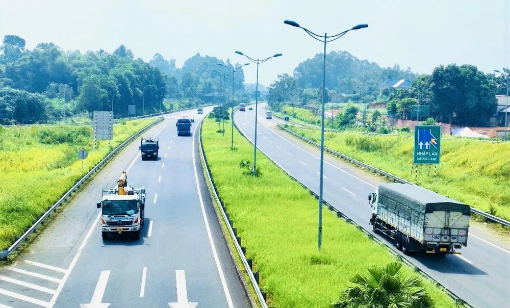 Phương tiện lưu thông trên tuyến đường cao tốc do VEC quản lý, khai thác và vận hành. (Ảnh: PV/Vietnam+)