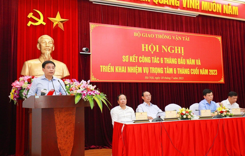 Bộ trưởng Bộ Giao thông Vận tải Nguyễn Văn Thắng phát biểu chỉ đạo tại hội nghị sơ kết sáu tháng đầu năm và triển khai nhiệm vụ sáu tháng cuối năm 2023. (Ảnh: Việt Hùng/Vietnam+)