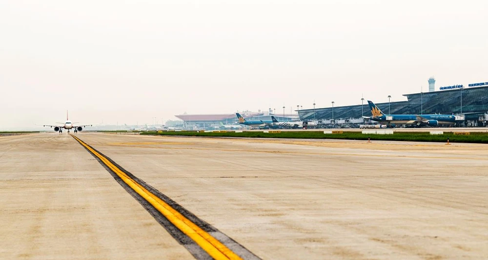 Đường lăn để máy bay đi vào sân đỗ tại các cảng hàng không. (Ảnh: Việt Hùng/Vietnam+)