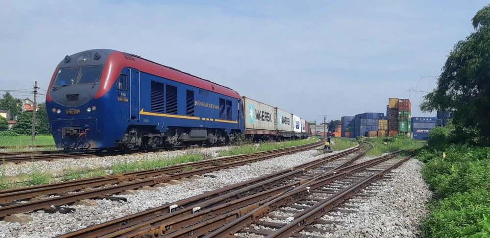 Một đoàn tàu vận chuyển hàng được đóng trong container tại ga Yên Viên. (Ảnh: PV/Vietnam+)