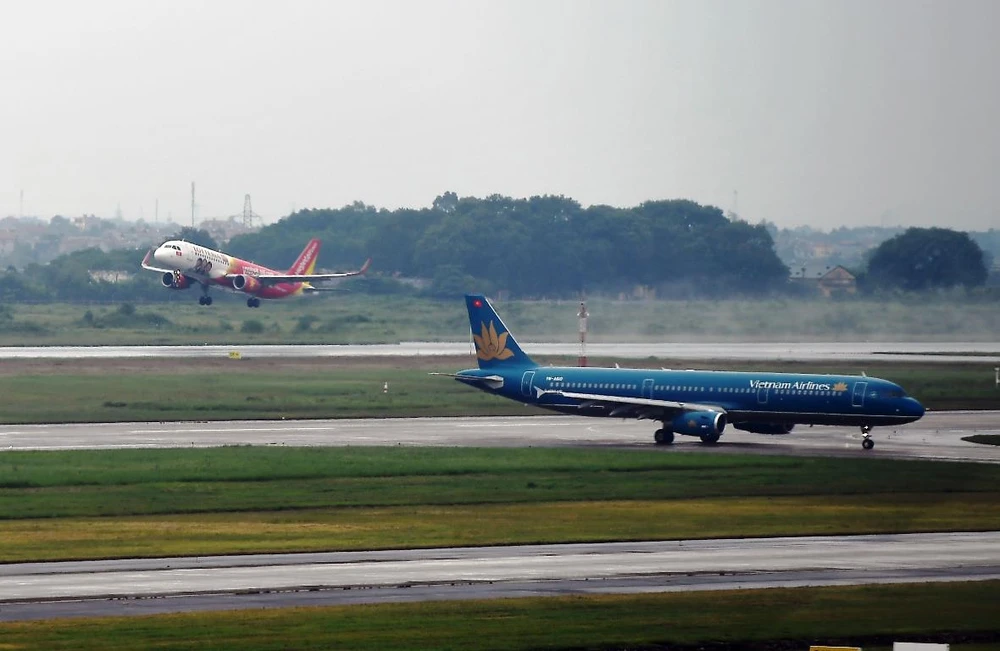 Máy bay của các hãng hàng không cất, hạ cánh tại Cảng hàng không quốc tế Nội Bài. (Ảnh: PV/Vietnam+)
