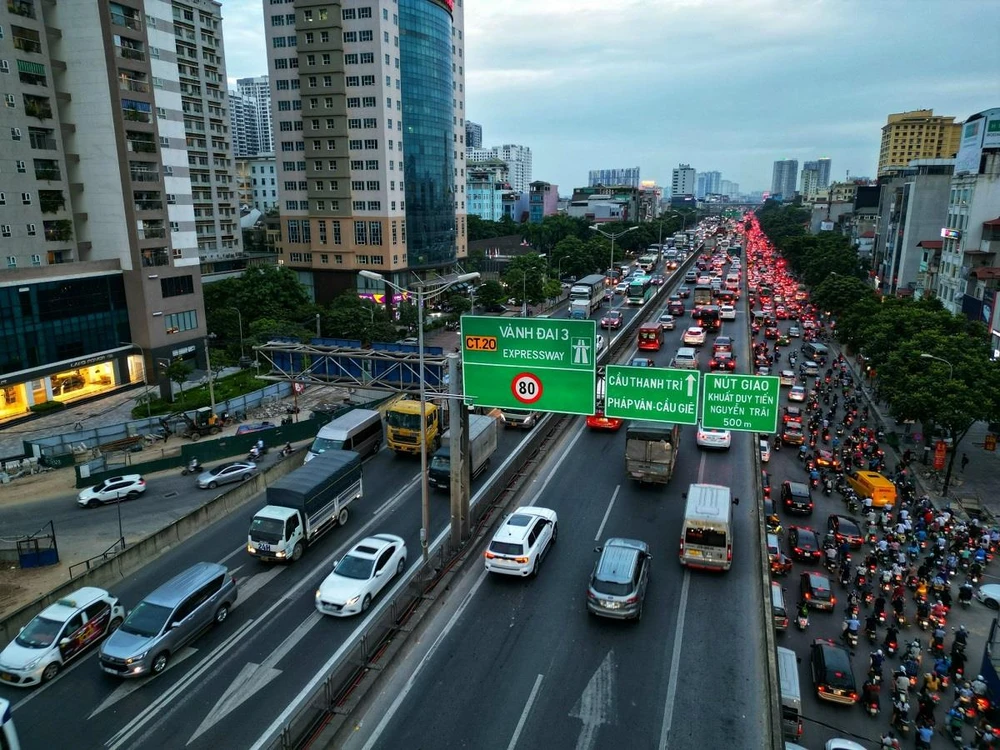 Phương tiện lưu thông trên tuyến Đường Vành đai 3 Hà Nội. (Ảnh: PV/Vietnam+)