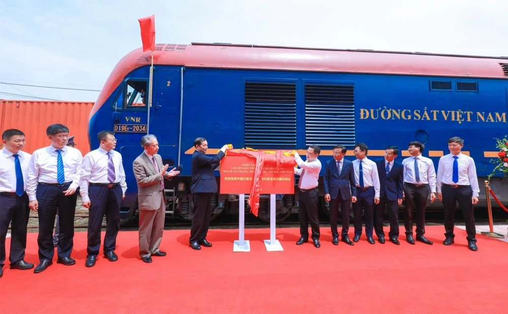 Đường sắt đón chuyến tàu chuyên tuyến từ Trung Quốc tới Hà Nội. (Ảnh: PV/Vietnam+)
