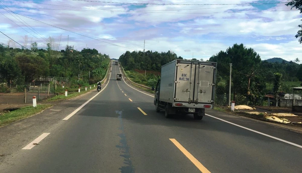 Phương tiện lưu thông trên Đường Hồ Chí Minh đoạn qua khu vực Tây Nguyên. (Ảnh: Việt Hùng/Vietnam+)