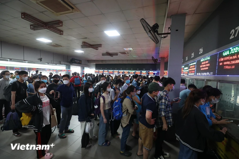 Hành khách xếp hàng dài mua vé xe khách tại bến xe Nước Ngầm, Hà Nội. (Ảnh: Việt Hùng/Vietnam+)