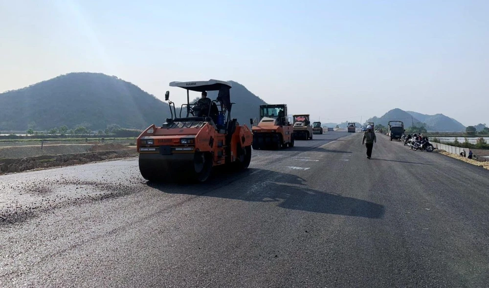 Nhà thầu thi công thảm bê tông nhựa dự án Cao tốc Bắc-Nam phía Đông. (Ảnh: Việt Hùng/Vietnam+)