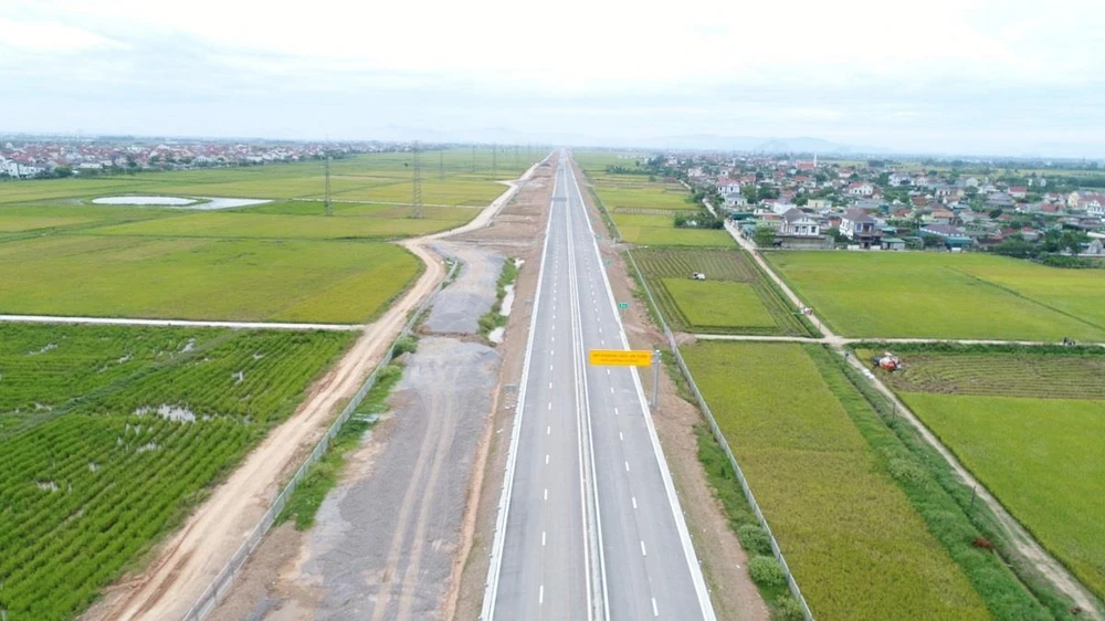 Dự án Cao tốc Bắc-Nam đoạn Nghi Sơn-Diễn Châu đã cơ bản hoàn thành và thông xe tạm thời từ ngày 1/9. (Ảnh: PV/Vietnam+) 