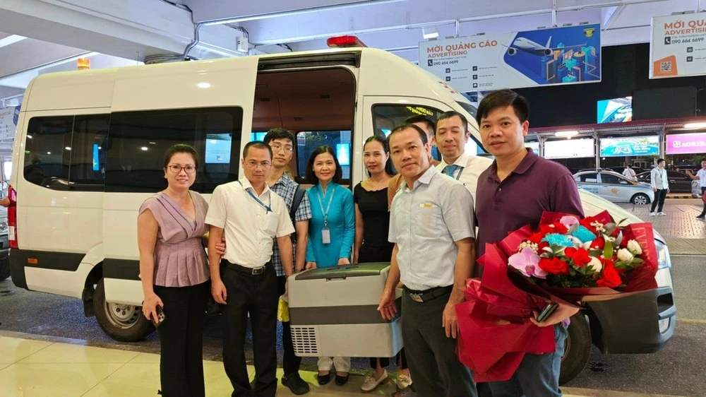 Vietnam Airlines vận chuyển tạng hiến cứu người từ Nghệ An đến Hà Nội. (Ảnh: PV/Vietnam+)