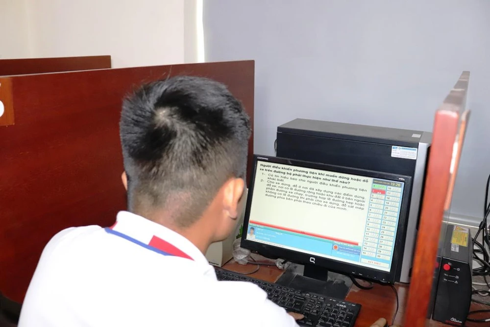 Học viên thi sát hạch lý thuyết trên máy tính tại một cơ sở đào tạo, sát hạch lái xe ở Hà Nội. (Ảnh: Việt Hùng/Vietnam+)
