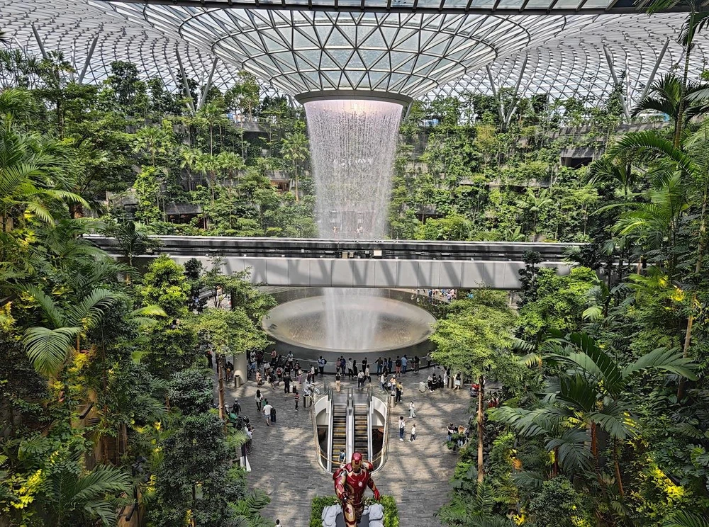 Sân bay quốc tế Changi của Singapore thu hút khách du lịch nhờ thác nước Rain Vortex cao nhất thế giới nằm trong nhà. (Ảnh: CTV/Vietnam+)