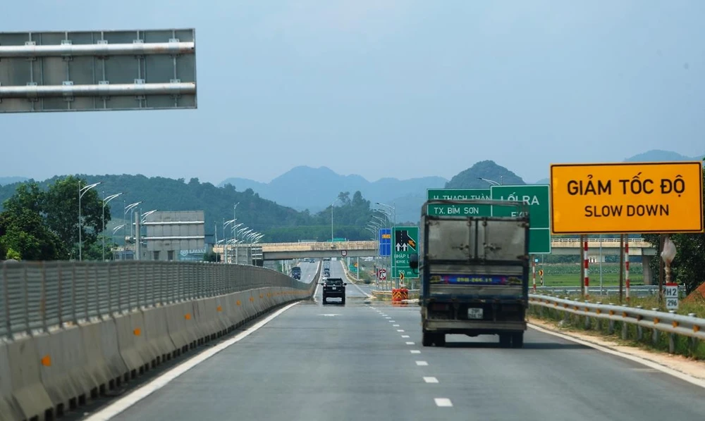 Phương tiện lưu thông trên đoạn tuyến Cao tốc Bắc-Nam phía Đông được đưa vào vận hành, khai thác. (Ảnh: Việt Hùng/Vietnam+)