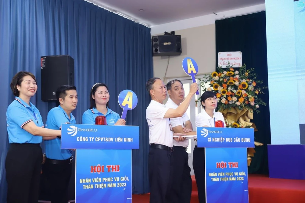 Các đội tham gia Hội thi “Nhân viên phục vụ giỏi, thân thiện năm 2023” của Tổng công ty vận tải Hà Nội. (Ảnh: Việt Hùng/Vietnam+)