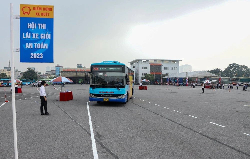 Ngày 30/9, Tổng công ty vận tải Hà Nội tiến hành Tổng kết đợt thi đua cao điểm và tổ chức Hội thi lái xe giỏi, an toàn năm 2023 tại Xí nghiệp xe buýt Cầu Bươu. (Ảnh: Hoài Nam/Vietnam+)