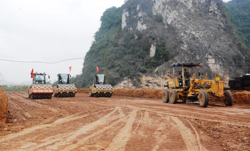 Nhà thầu thi công đắp nền đường một Dự án Cao tốc Bắc-Nam. (Ảnh: Việt Hùng/Vietnam+)