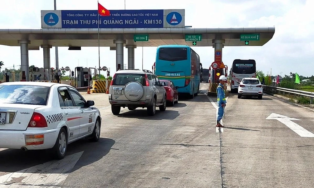 Phương tiện lưu thông qua trạm thu phí của tuyến Cao tốc Đà Nẵng-Quảng Ngãi. (Ảnh: CTV/Vietnam+)