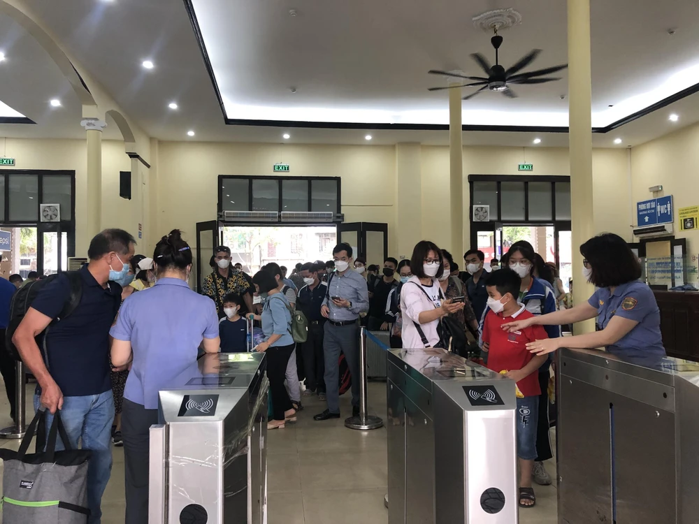 Nhân viên đường sắt kiểm tra soát vé hành khách đi tàu tại Ga Hà Nội. (Ảnh: CTV/Vietnam+)