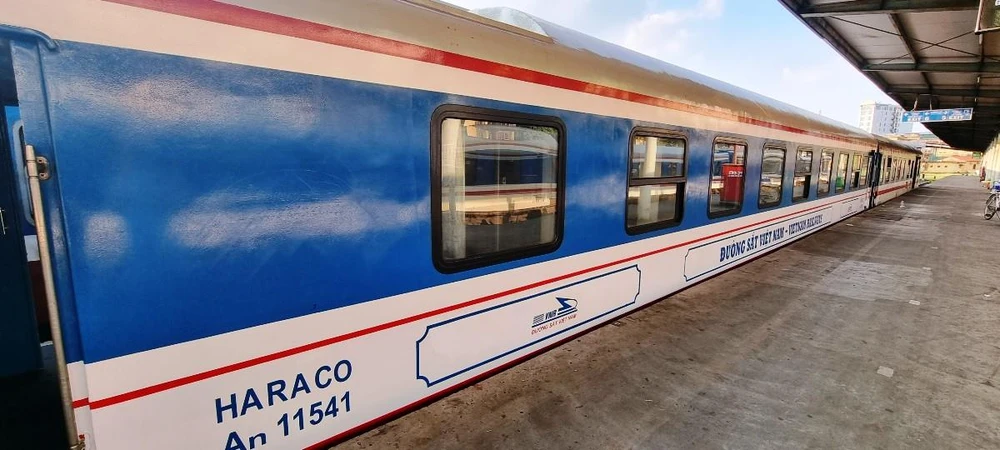 Đoàn tàu chất lượng cao của ngành đường sắt chạy chuyên tuyến Hà Nội-Đà Nẵng. (Ảnh: PV/Vietnam+)