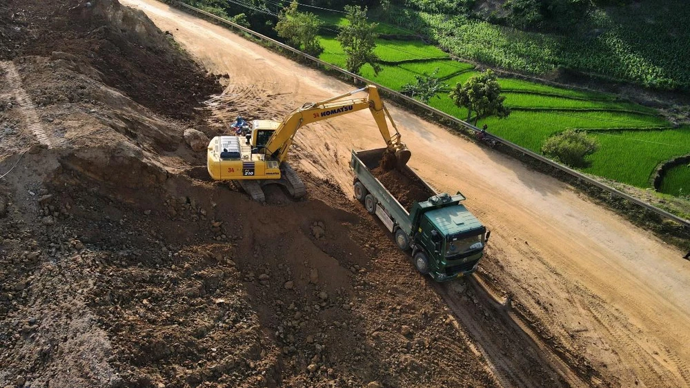 Nhà thầu thi công nâng cấp, cải tạo một dự án đường Quốc lộ. (Ảnh: Việt Hùng/Vietnam+)