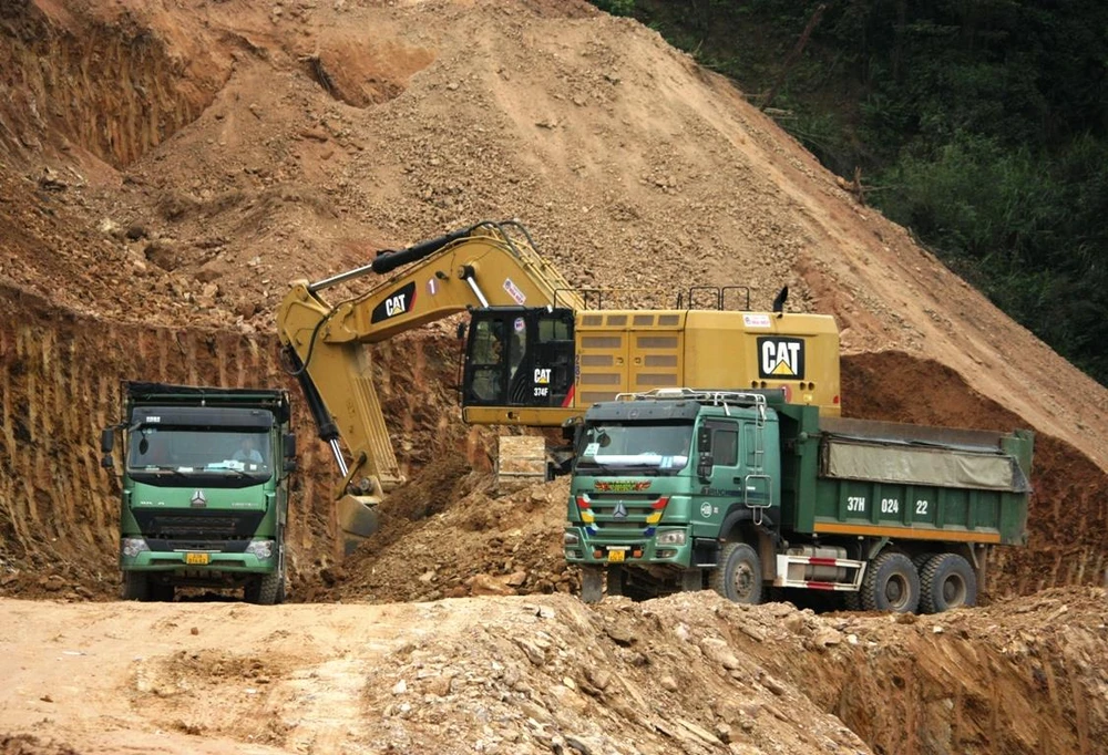 Nhà thầu khai thác một mỏ vật liệu đất đắp nền đường của Dự án Cao tốc Bắc-Nam. (Ảnh: Việt Hùng/Vietnam+)