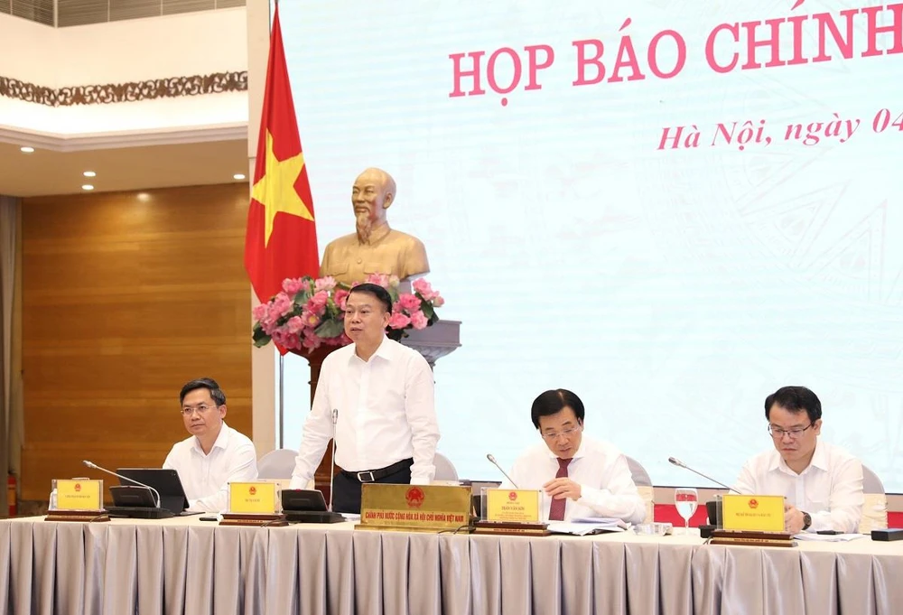 Thứ trưởng Bộ Tài chính Nguyễn Đức Chi tại phiên họp báo do Văn phòng Chính phủ tổ chức vào chiều 4/11. (Ảnh: PV/Vietnam+)