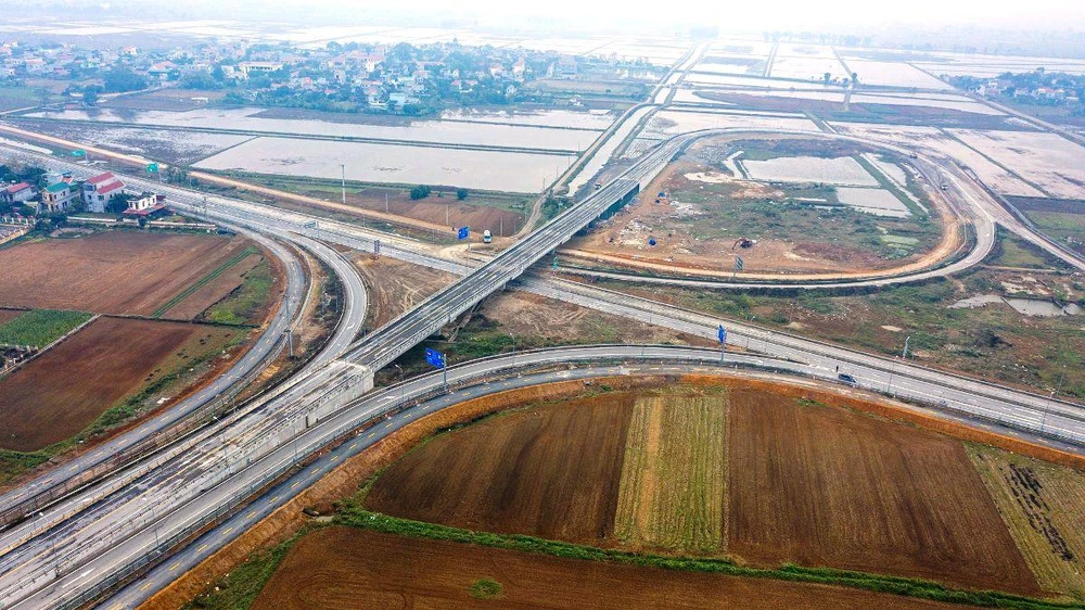 Một nút giao đường bộ nối với tuyến đường cao tốc. (Ảnh: PV/Vietnam+)