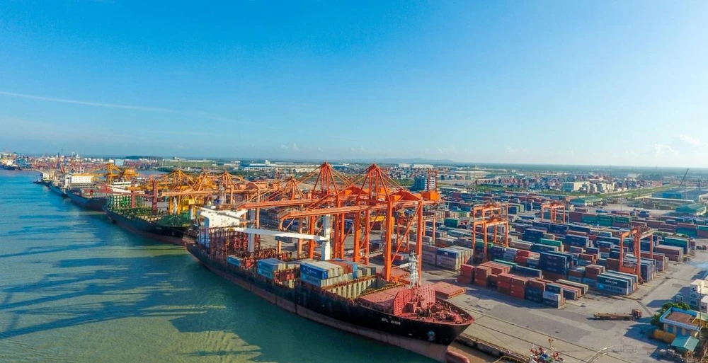 Bốc xếp dỡ hàng hóa container tại một cảng biển. (Ảnh: CTV/Vietnam+)