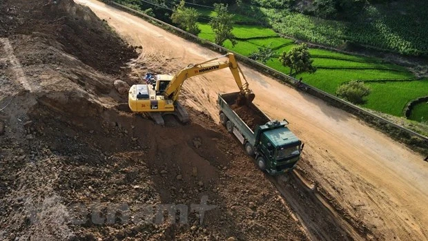 Nhà thầu thi công một dự án cải tạo, nâng cấp đoạn tuyến Quốc lộ. (Ảnh: Việt Hùng/Vietnam+)