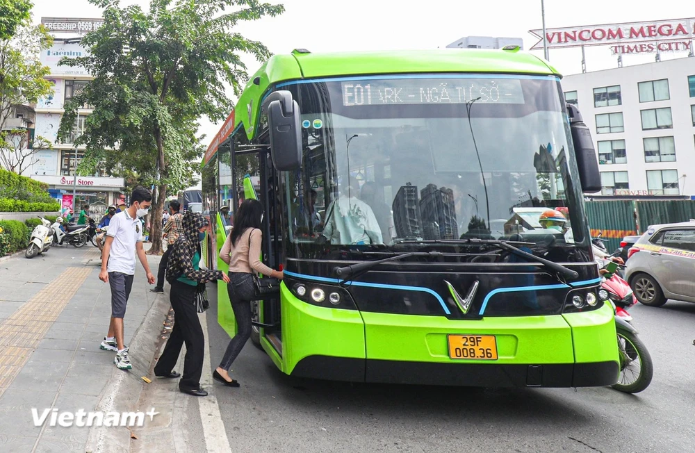 Thủ đô Hà Nội có 154 tuyến xe buýt, trong đó 130 tuyến trợ giá và có mạng lưới tiếp cận đến các quận, huyện. (Ảnh: Việt Hùng/Vietnam+)