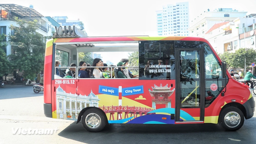 Nhiều người dân Thủ đô hào hứng trải nghiệm tuyến City Tour 03 “Thăng Long thắng cảnh” được khai trương vào sáng 18/11. (Ảnh: Việt Hùng/Vietnam+)