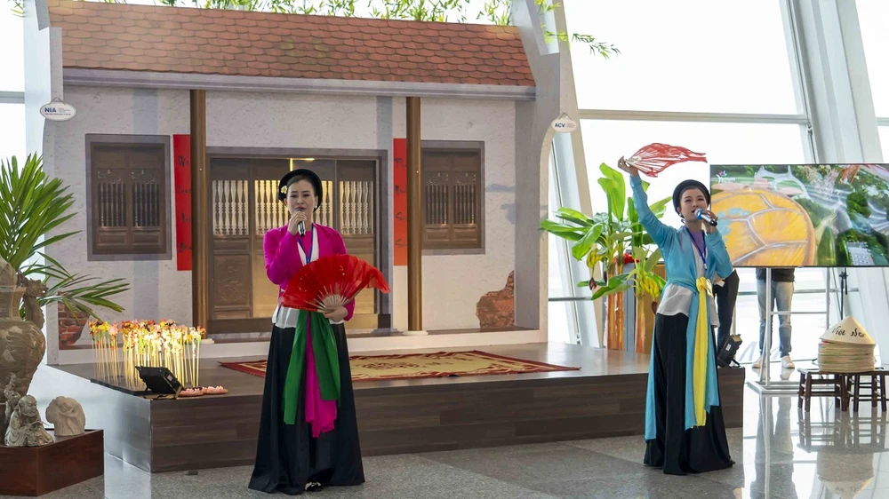 Các nghệ sỹ biểu diễn Chèo tại Nhà ga tầng 3, Cảng hàng không quốc tế Nội Bài. (Ảnh: PV/Vietnam+)