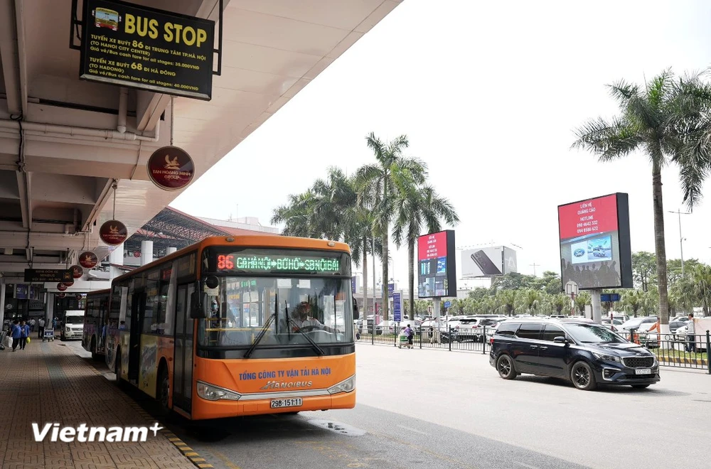 Tuyến buýt chất lượng cao số 86 từ trung tâm thành phố Hà Nội lên Sân bay Nội Bài đang ngày càng thu hút hành khách. (Ảnh: Việt Hùng/Vietnam+)