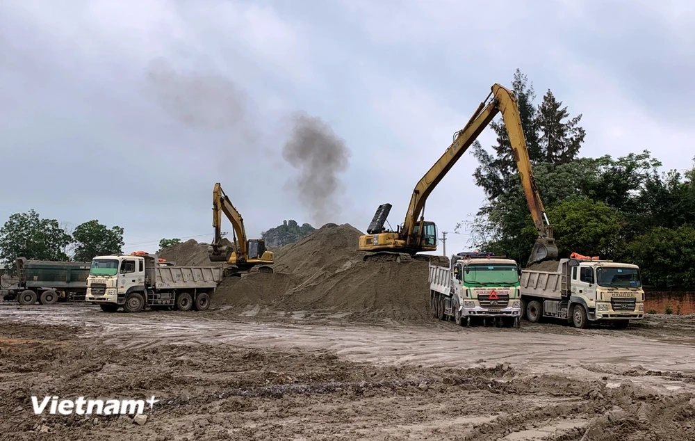 Dự án Cao tốc Mỹ Thuận-Cần Thơ vẫn thiếu nguồn vật liệu cát đắp nền đường. (Ảnh: Việt Hùng/Vietnam+)