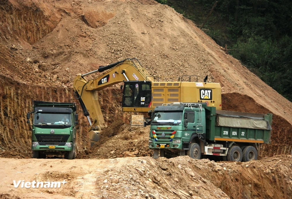 Nhà thầu chở đất tại một mỏ vật liệu phục vụ thi công cho Dự án Cao tốc Bắc-Nam. (Ảnh: Việt Hùng/Vietnam+)