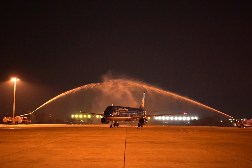 Nghi thức phun vòi rồng chào mừng chuyến bay đầu tiên của Vietnam Airlines đến sân bay Đôn Mường từ Đà Nẵng tối ngày 29/11. (Ảnh: PV/Vietnam+)