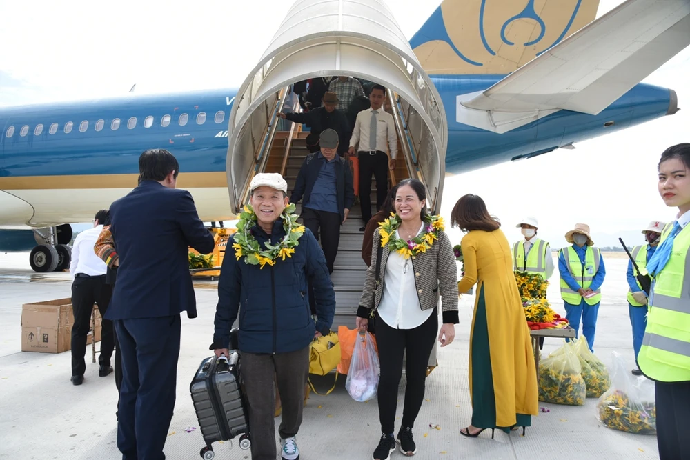 Những hành khách đầu tiên trên chuyến bay của Vietnam Airlines bằng máy bay cỡ lớn từ Hà Nội đến Sân bay Điện Biên. (Ảnh: PV/Vietnam)