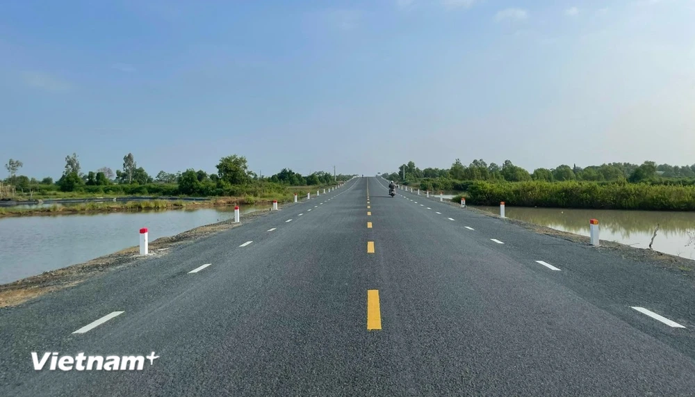 Dự án đầu tư xây dựng tuyến tránh Quốc lộ 1A đoạn qua thành phố Cà Mau (tỉnh Cà Mau) đã hoàn thành và được đưa vào khai thác từ ngày 10/12. (Ảnh: PV/Vietnam+)