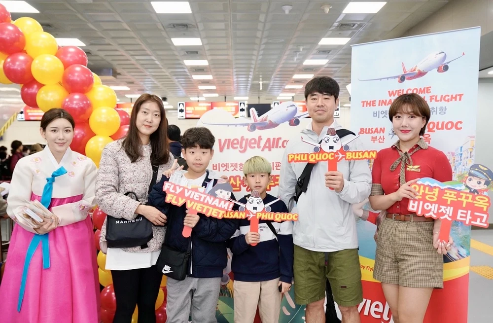 Những hành khách trên chuyến bay giữa Phú Quốc-Busan (Hàn Quốc) của Hãng hàng không Vietjet. (Ảnh: PV/Vietnam+)