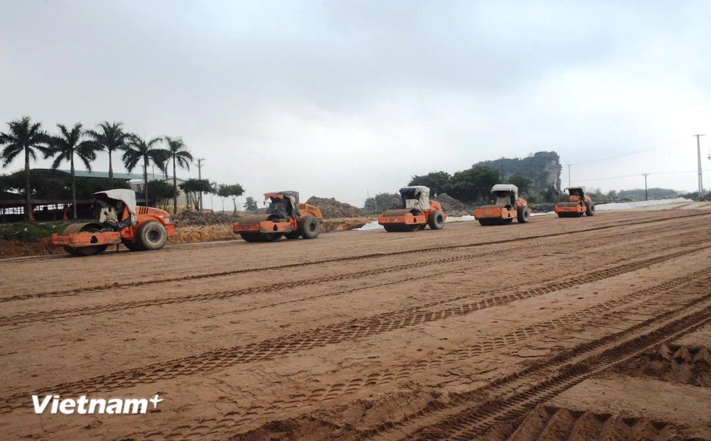 Nhà thầu thi công đắp nền đường một Dự án Cao tốc Bắc-Nam phía Đông. (Ảnh: Việt Hùng/Vietnam+)