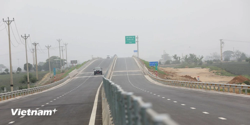 Phương tiện lưu thông trên tuyến Cao tốc Cao Bồ-Mai Sơn được đưa vào vận hành và khai thác. (Ảnh: Việt Hùng/Vietnam+)